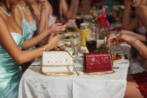 Jaka torebka na studniówkę? Polecane fasony i kolory