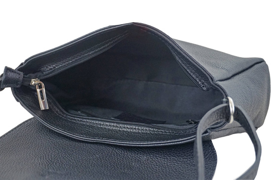 Prostokątna torebka z ozdobną klapką - Czarna 