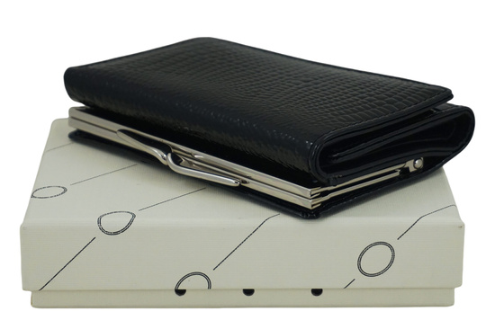 Czarny lakierowany portfel skórzany damski